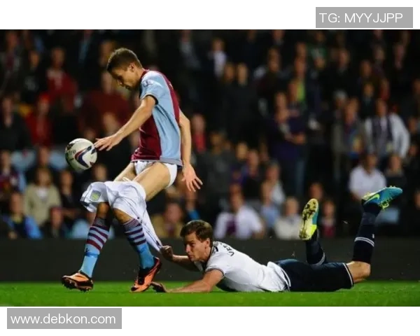 足球明星摔倒搞笑瞬间合集让你捧腹大笑的精彩时刻